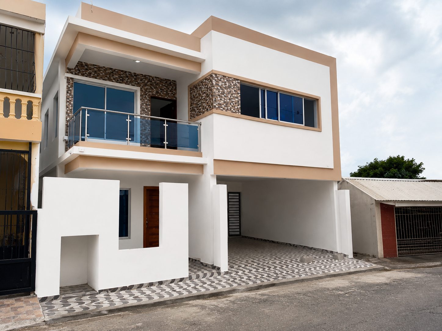 Vivienda de dos niveles terminada con balcón de cristal