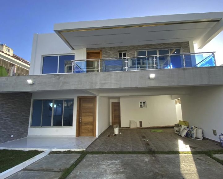 Vivienda con terraza y losa volada