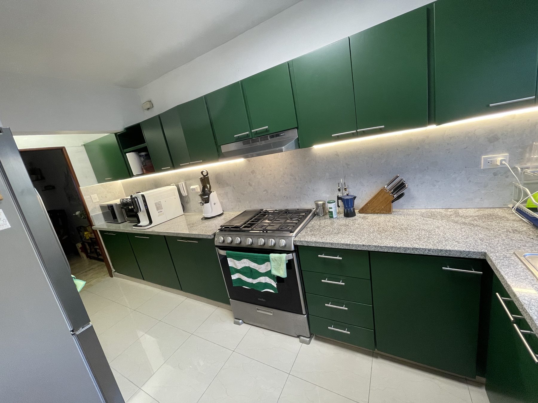 Cocina verde en L